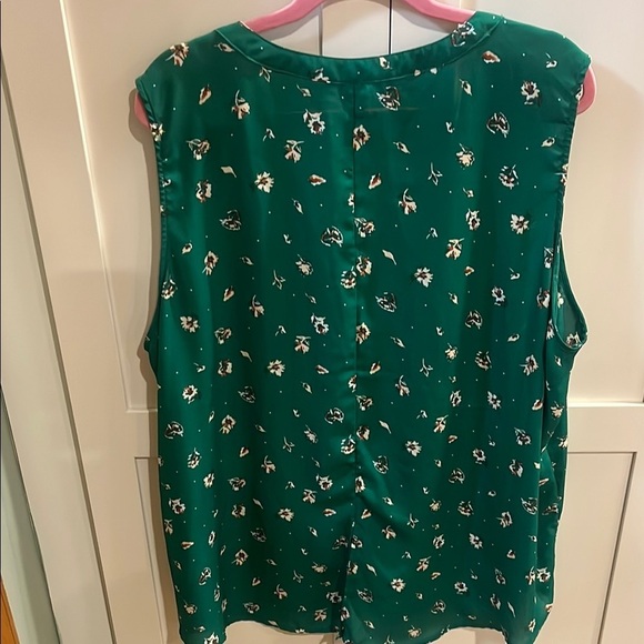 Green Floral Sleeveless Top - Picture 3 of 5